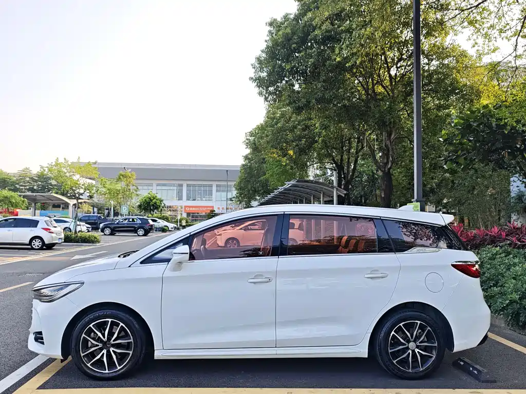 BYD Song MAX MAX 2017 1.5T AT Luxury 7 мест