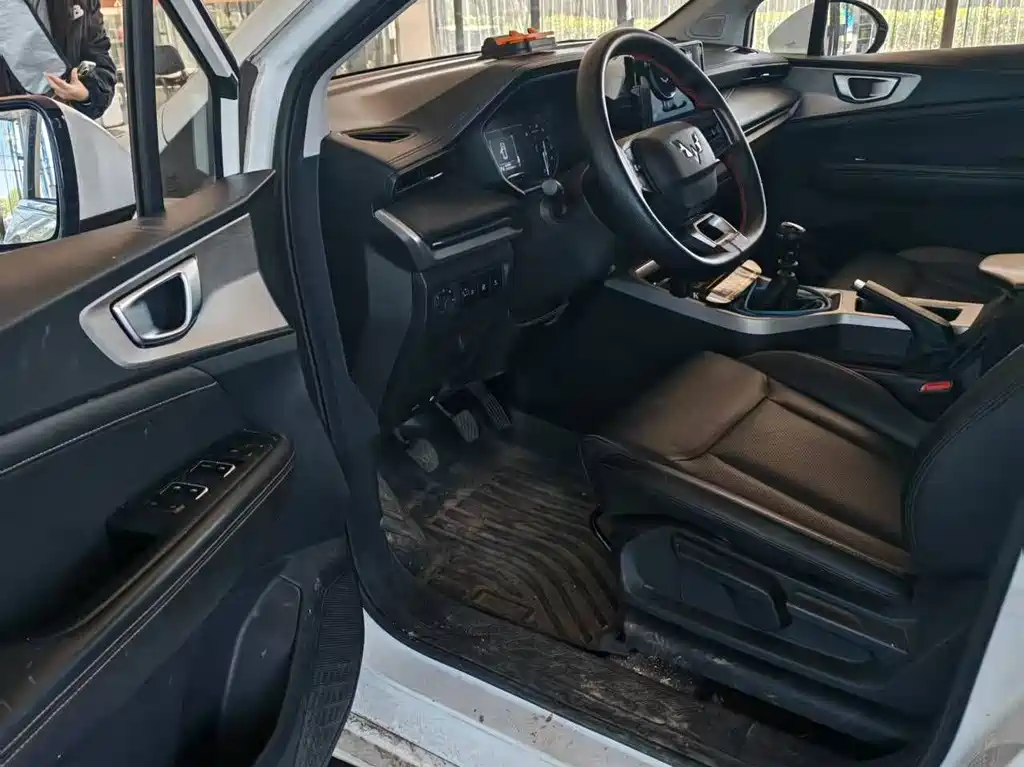 Wuling Jiachen — миниатюра 5