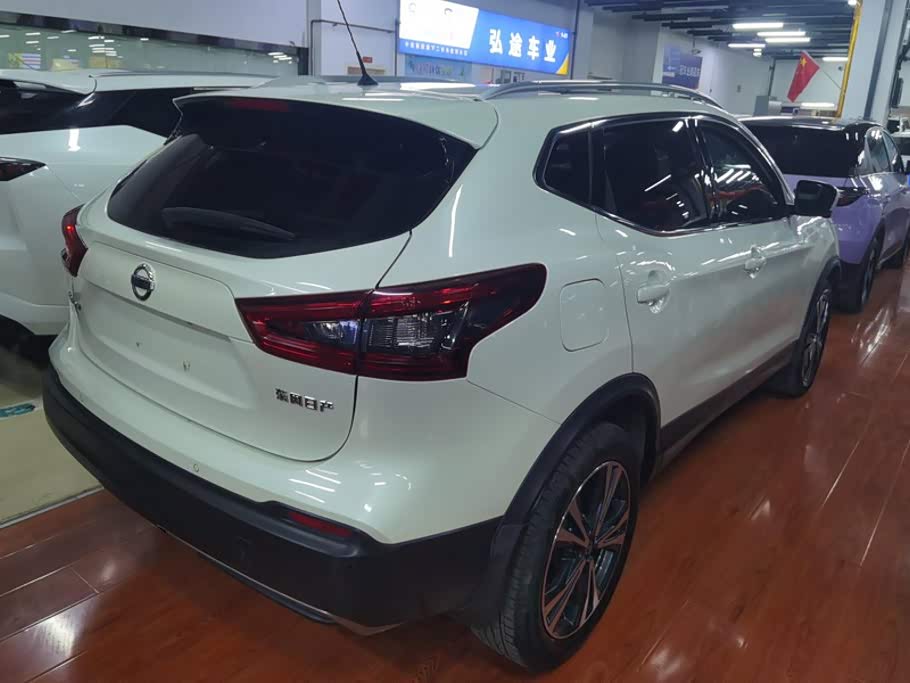 Nissan Qashqai 2.0 л 2023 г. Белый, пробег 40300 км