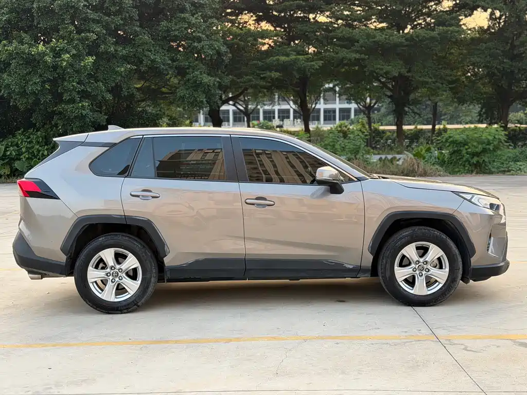 Toyota RAV4 — миниатюра 5