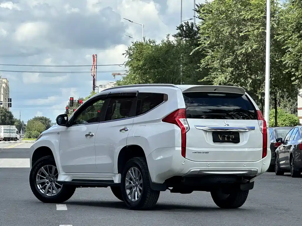 Mitsubishi Pajero Sport (Import) — миниатюра 9