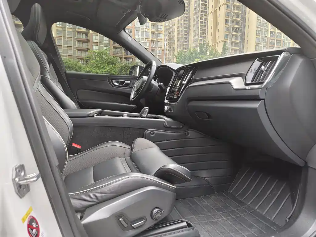 Volvo XC60 PHEV — миниатюра 10