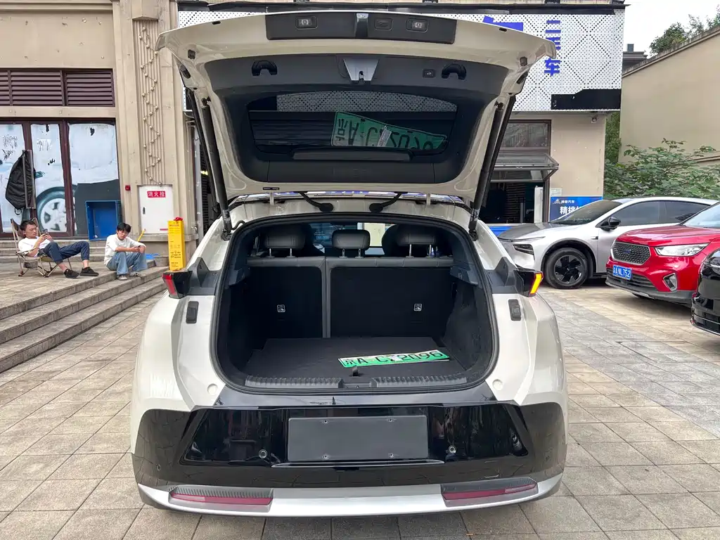 Lynk & Co 20 — миниатюра 8