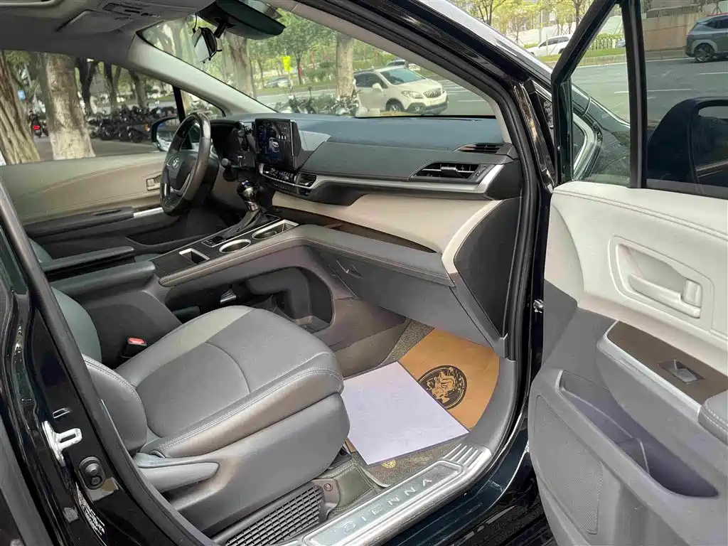 Toyota Sienna — миниатюра 19