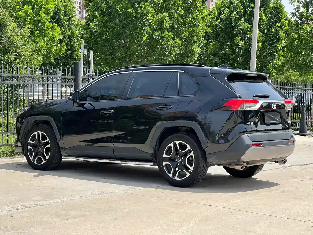 Toyota RAV4 - фото 9