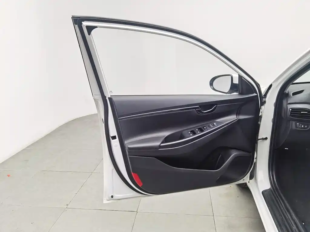 Hyundai Elantra — миниатюра 8