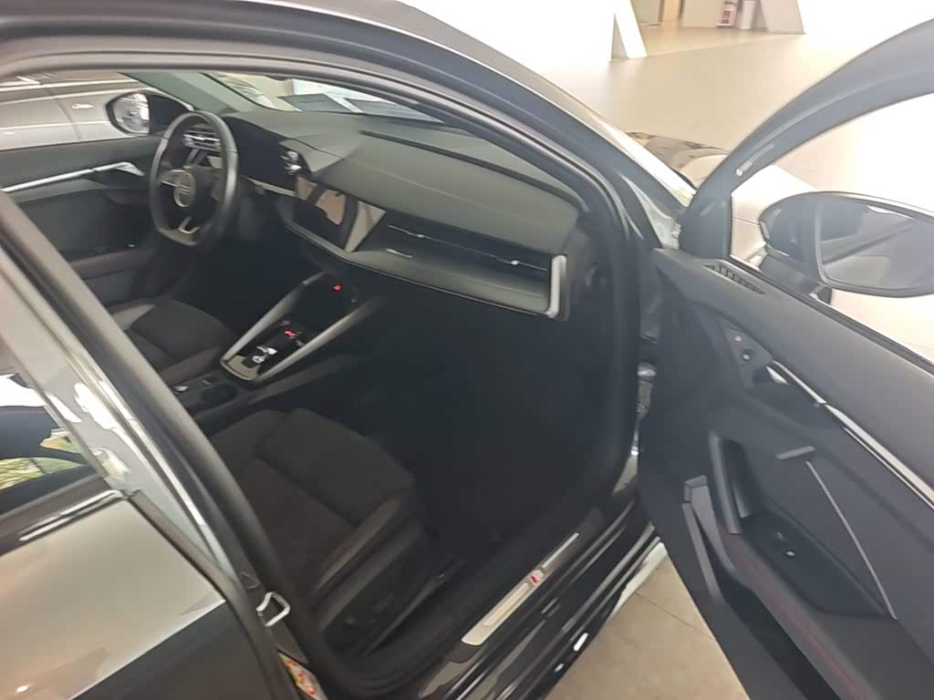 Audi A3 1.4 л 2023 г. Серебристо-серый, пробег 22400 км