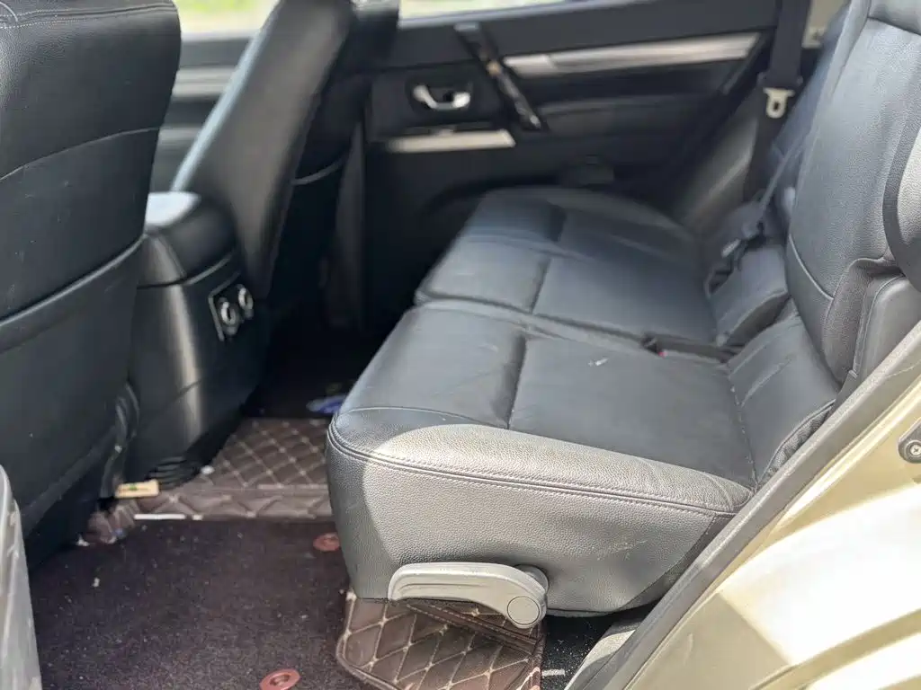 Mitsubishi Pajero (Import) — миниатюра 8