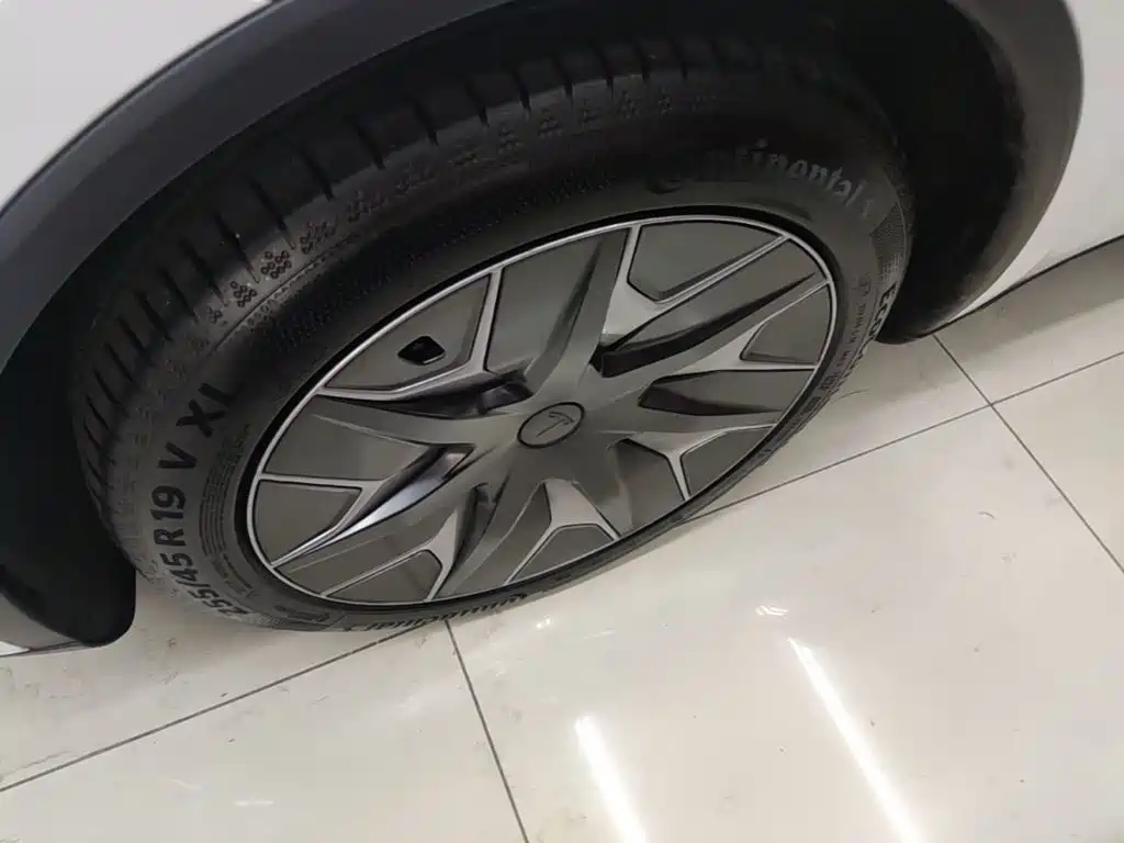 Tesla Model Y L — миниатюра 23