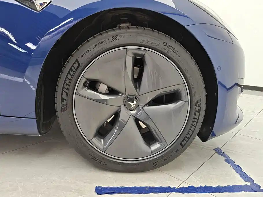 Tesla Model 3 — миниатюра 6