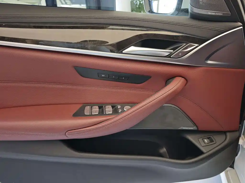 BMW 5 Series — миниатюра 3