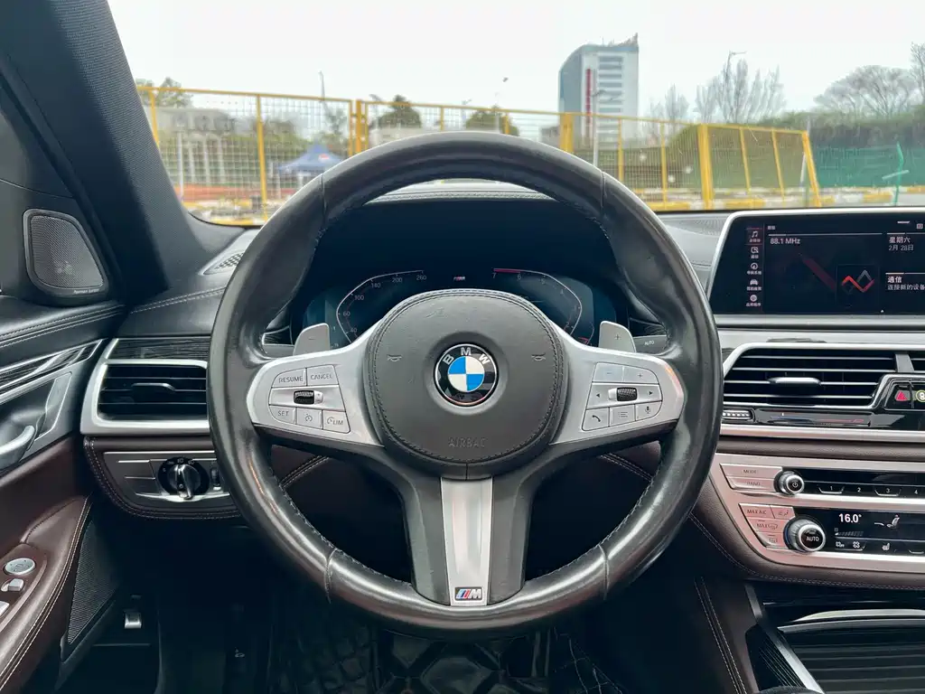 BMW 7 Series — миниатюра 10