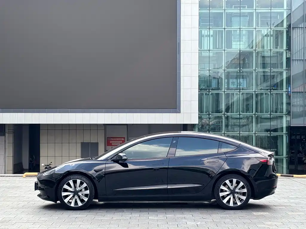 Tesla Model 3 — миниатюра 11