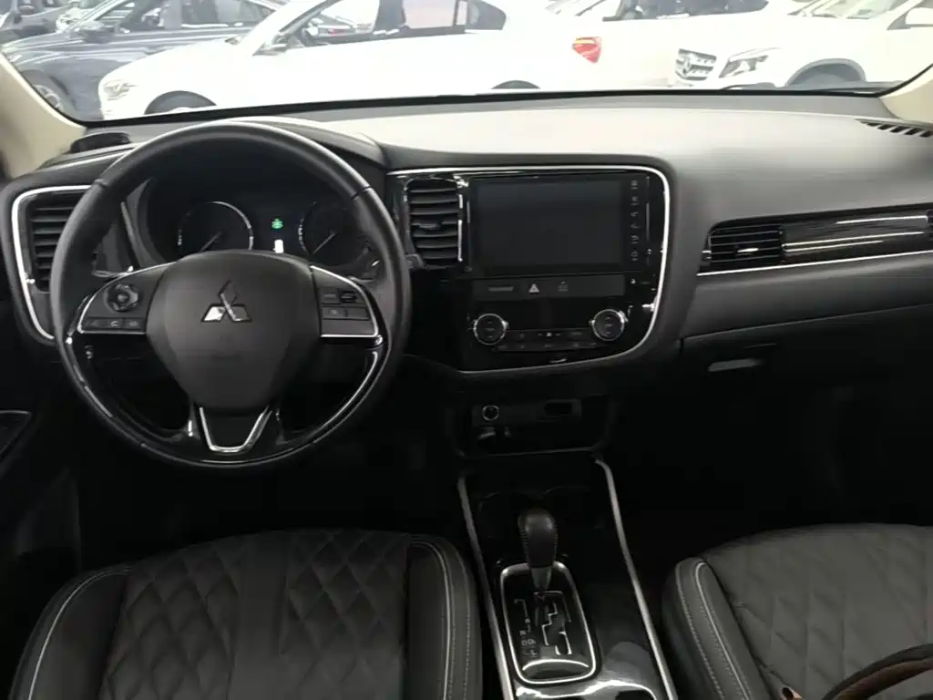Mitsubishi Outlander — миниатюра 10