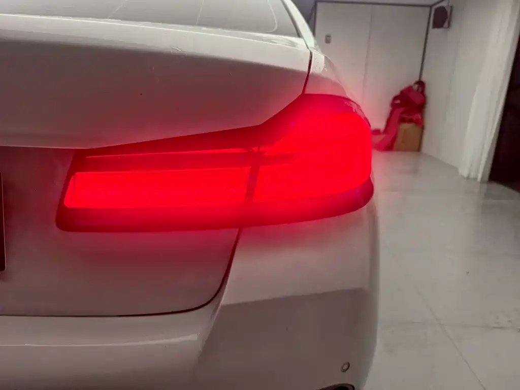 BMW 5 Series — миниатюра 17