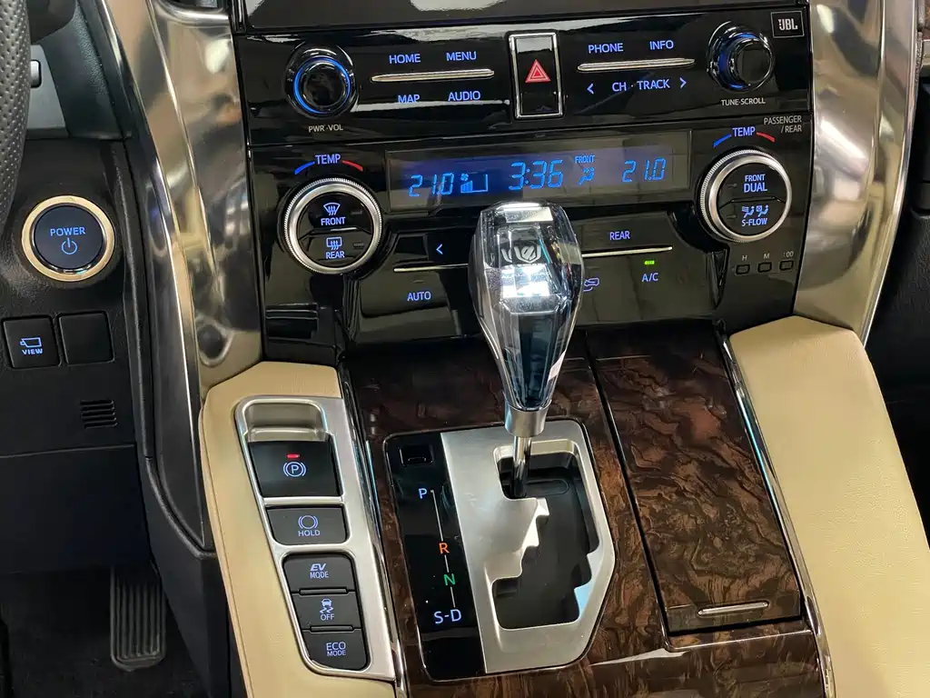 Toyota Alphard — миниатюра 22