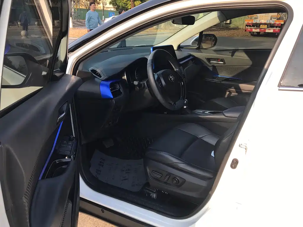 Toyota C-HR 2.0L Luxury Edition, фото 11