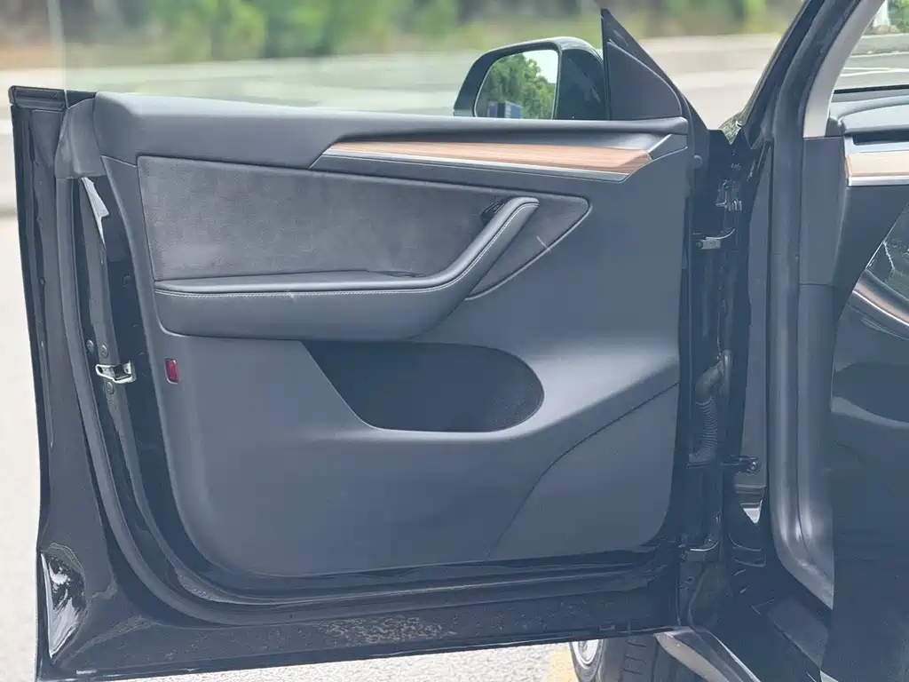 Tesla Model Y — миниатюра 4