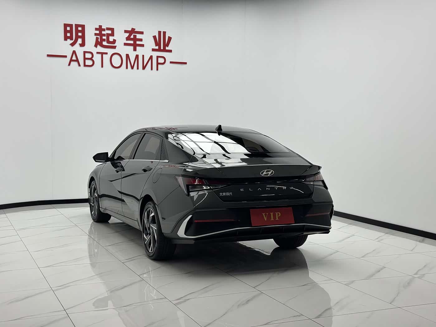 Hyundai Elantra 1.5 л 2024 г. Серебристо-серый, пробег 19000 км