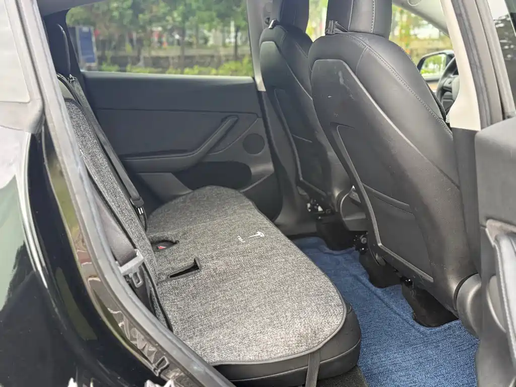 Tesla Model Y — миниатюра 9