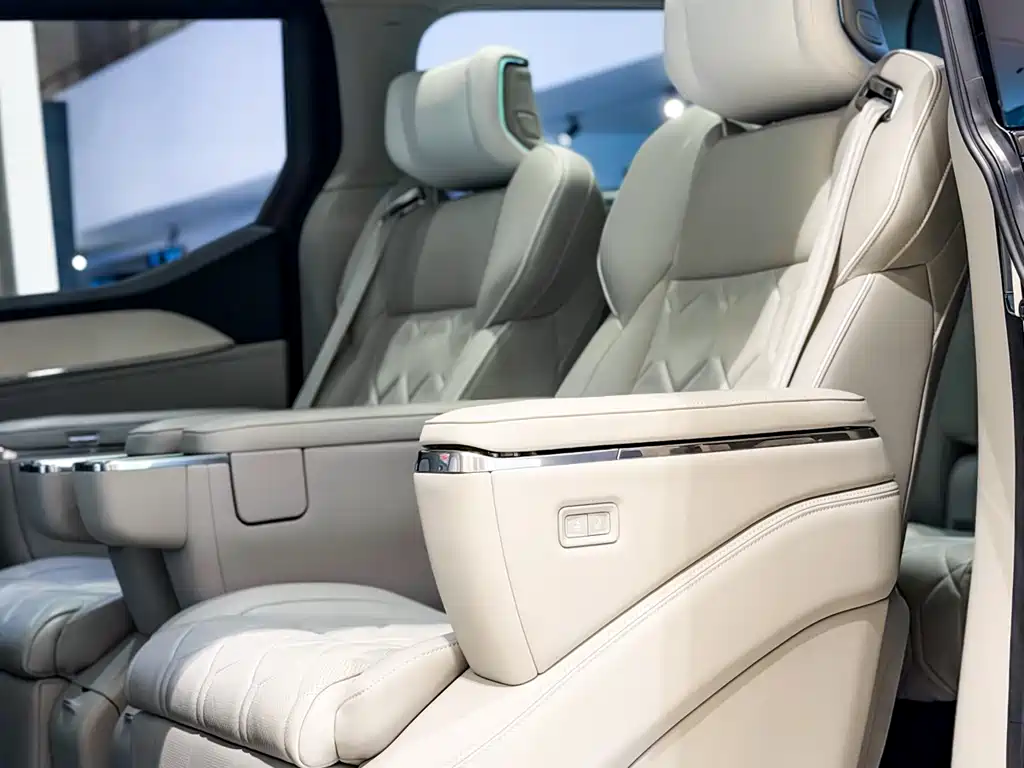 Volvo EM90 2025 Ultra мест
