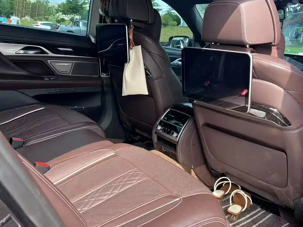 BMW 7 Series — миниатюра 7