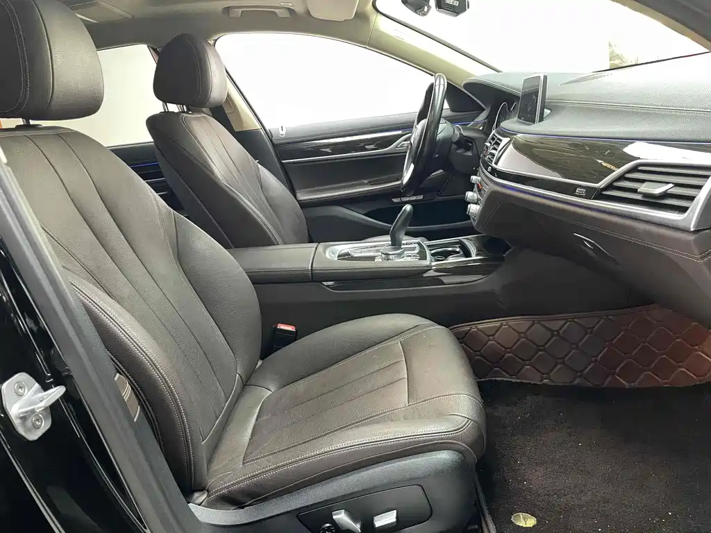 BMW 7 Series — миниатюра 13