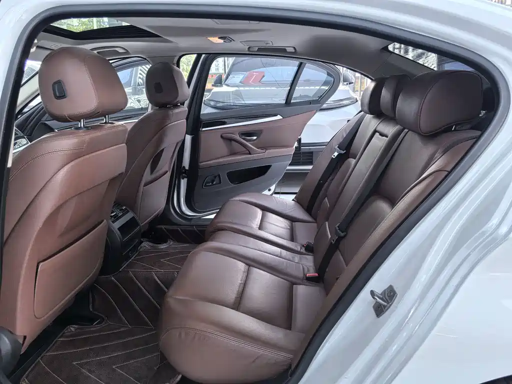 BMW 5 Series — миниатюра 10