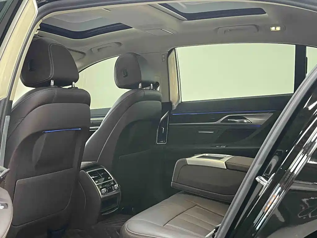 BMW 7 Series — миниатюра 14