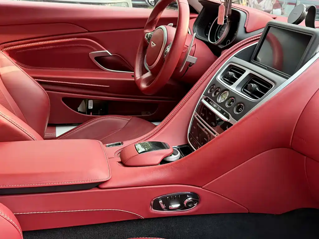 Aston Martin DB11 — миниатюра 4