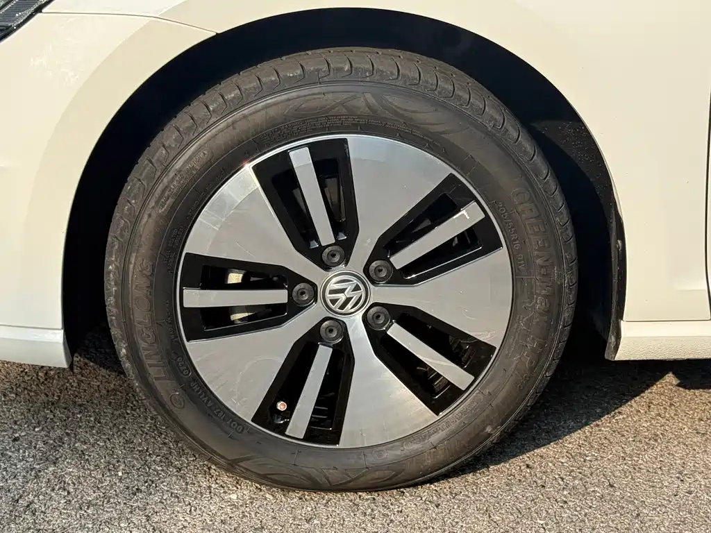 Volkswagen Golf EV — миниатюра 5
