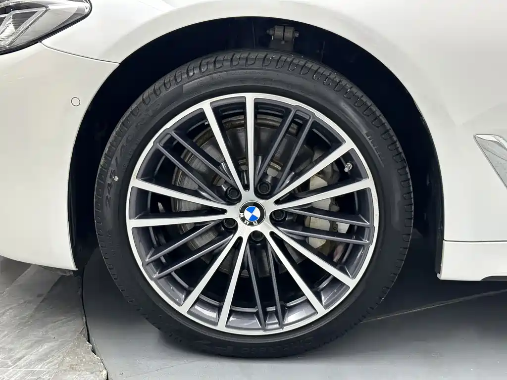 BMW 5 Series — миниатюра 23