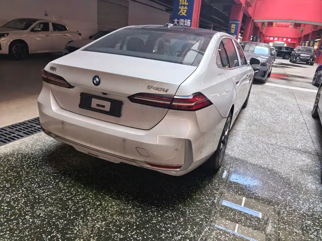 BMW 5 Series — миниатюра 7