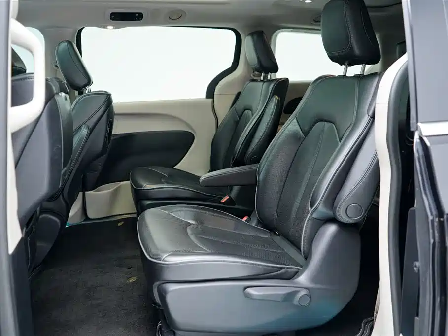 Chrysler Grand Voyager PHEV (Import) — миниатюра 18