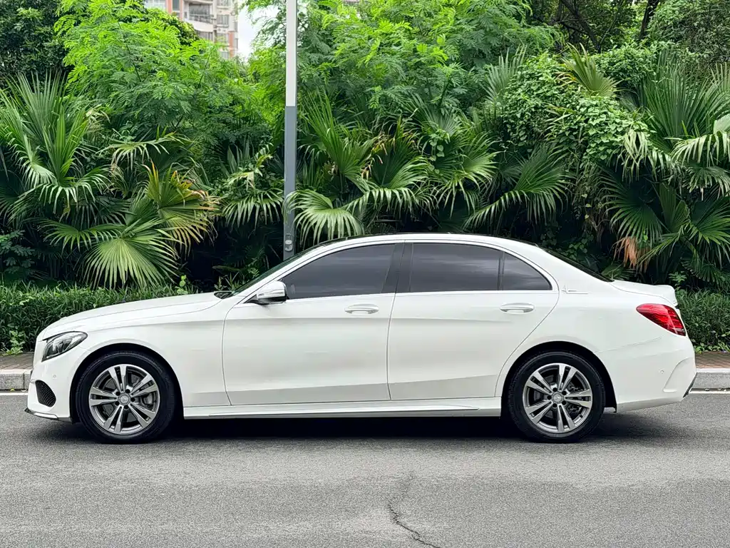 Mercedes-Benz C-Class — миниатюра 11