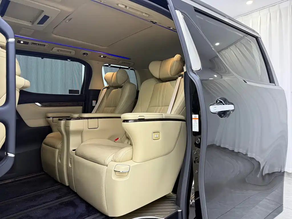 Toyota Alphard — миниатюра 6