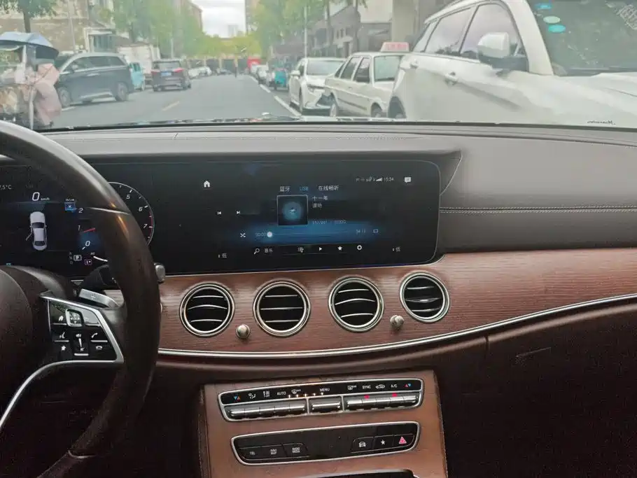 Mercedes-Benz E-Class — миниатюра 13
