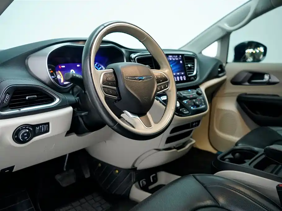 Chrysler Grand Voyager PHEV (Import) — миниатюра 16