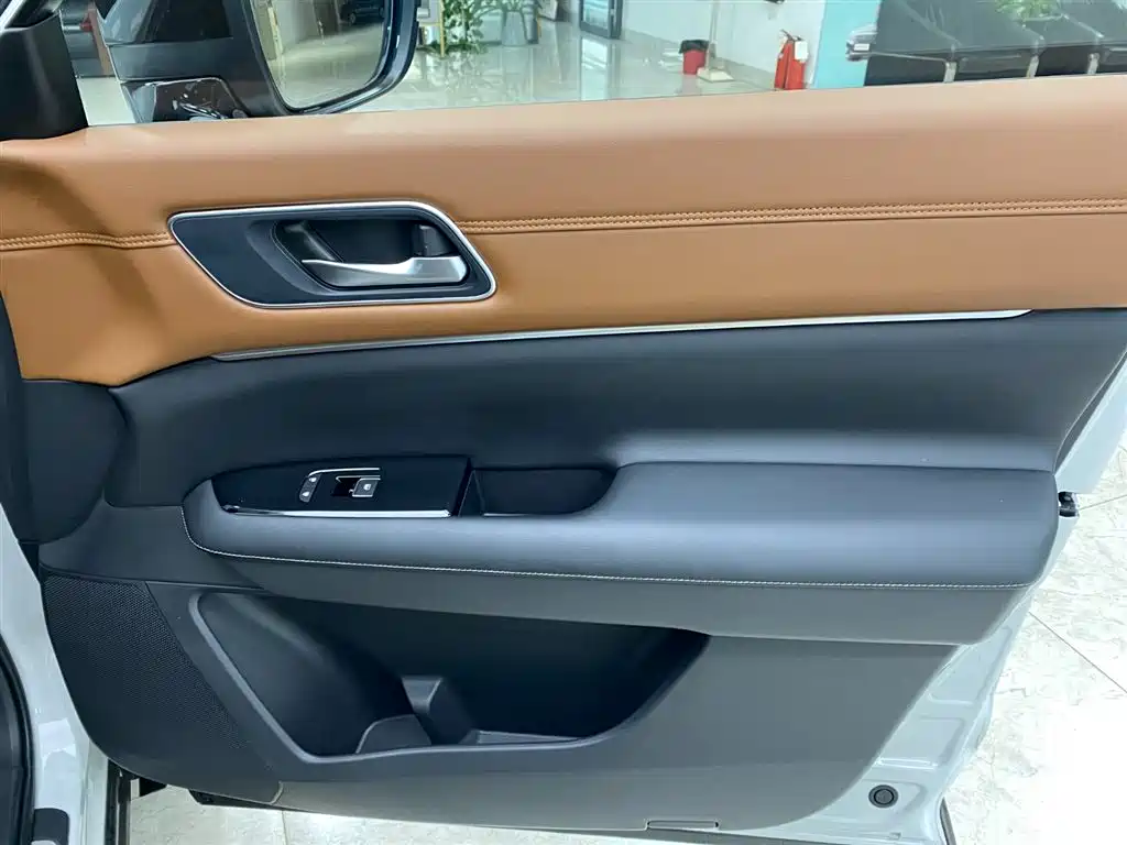 NISSAN EXPLORING THE LAND