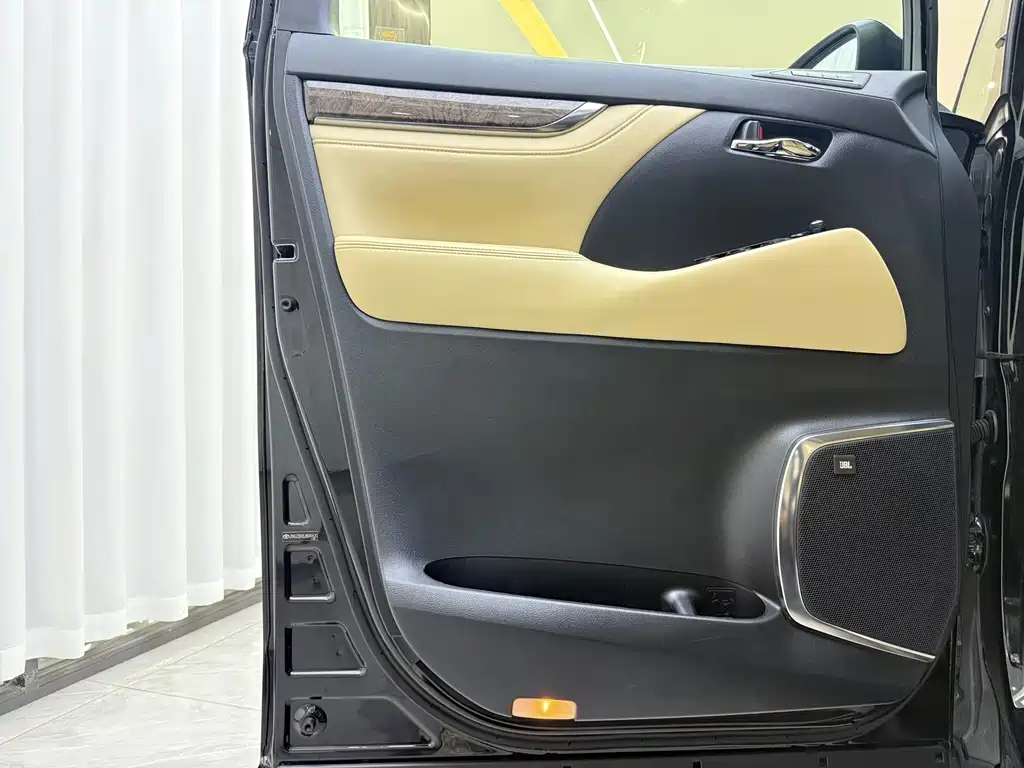 Toyota Alphard — миниатюра 3