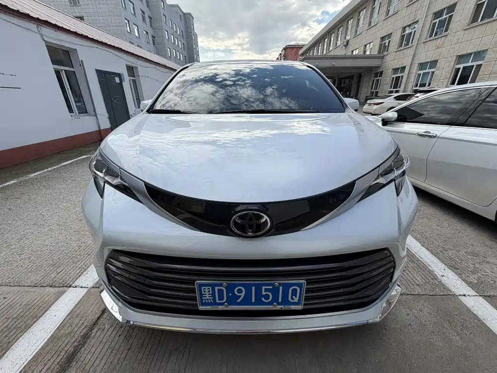 Toyota Sienna — миниатюра 2