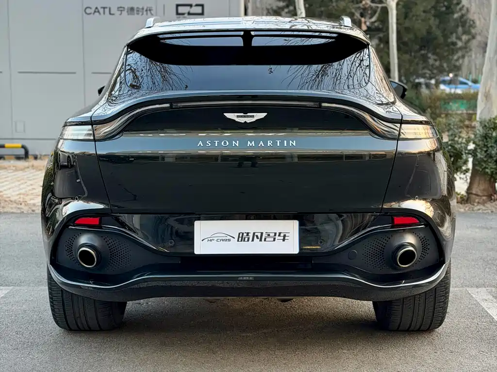 ASTON MARTIN DBX