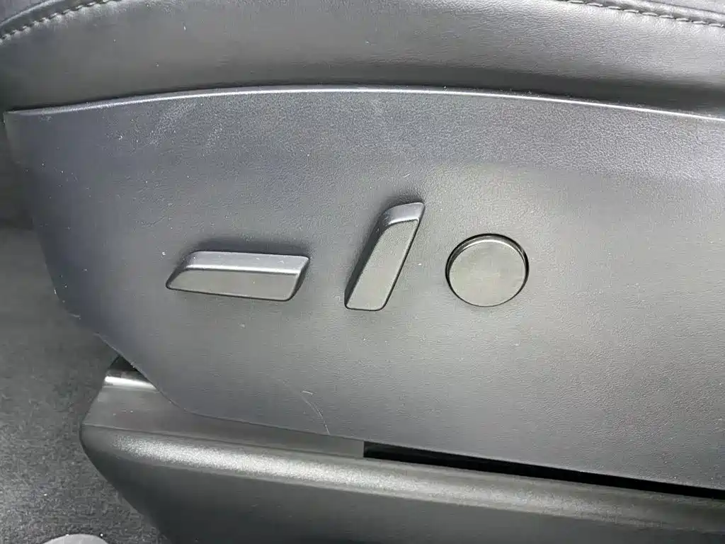 Tesla Model X — миниатюра 19