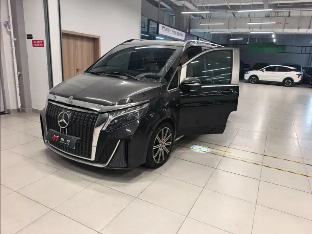 奔驰V级 2022款 V 260 L 长轴距豪华版 2023