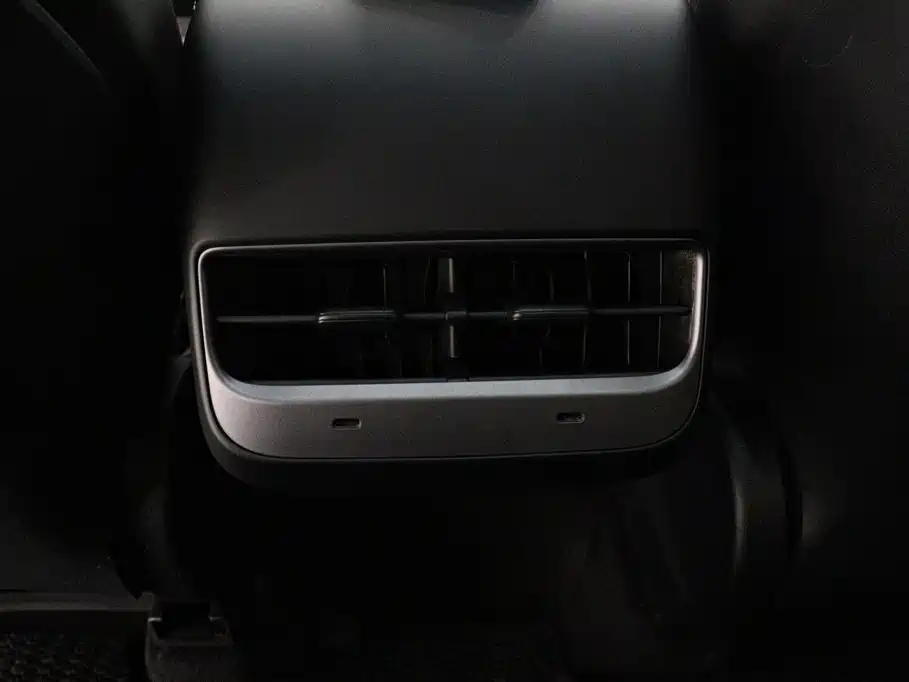 Tesla Model Y — миниатюра 16