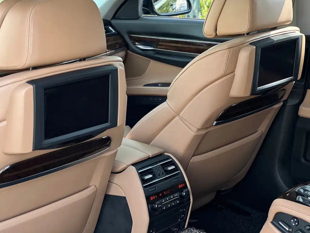 BMW 7 Series — миниатюра 15