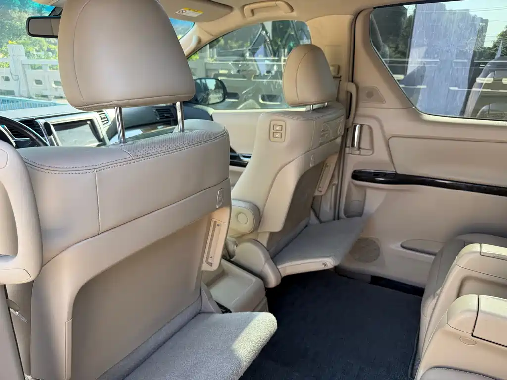 Toyota Alphard — миниатюра 6