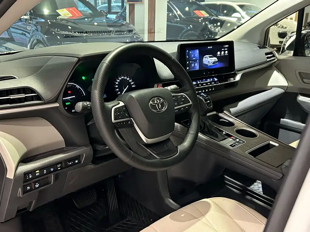 Toyota Granvia — миниатюра 6