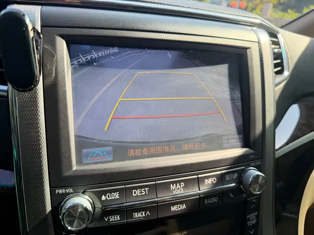 Toyota Alphard — миниатюра 19