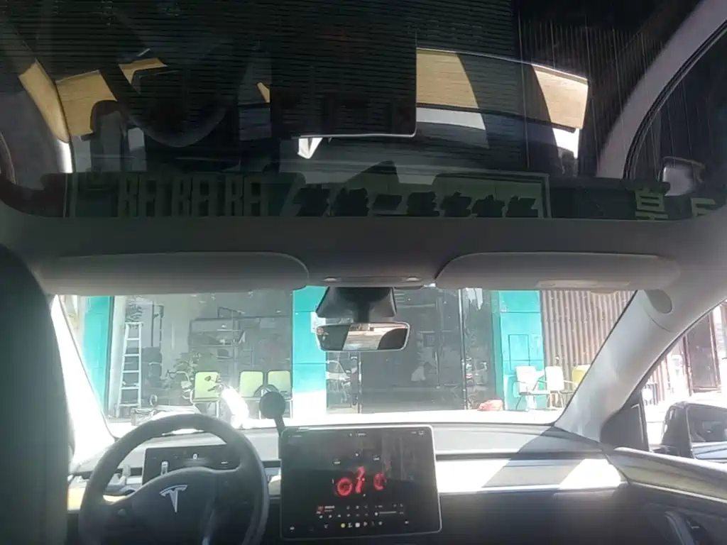 Tesla Model Y — миниатюра 18